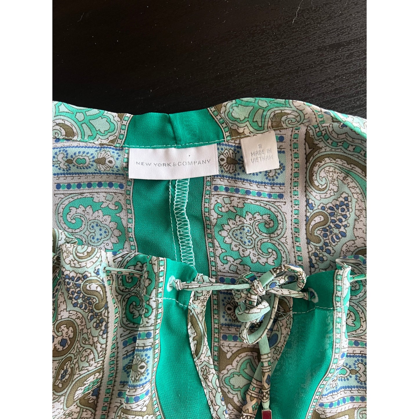 New York & Company Green Printed Keyhole Blouse