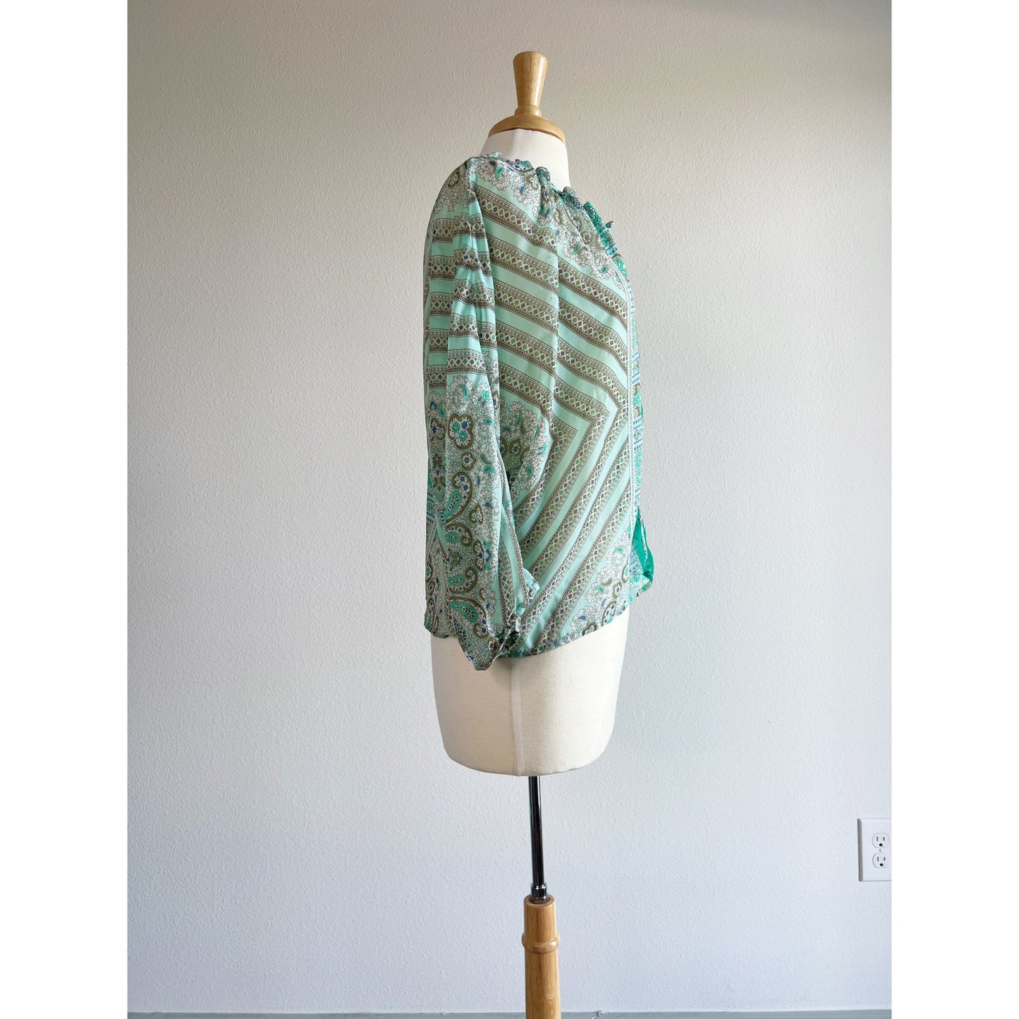 New York & Company Green Printed Keyhole Blouse