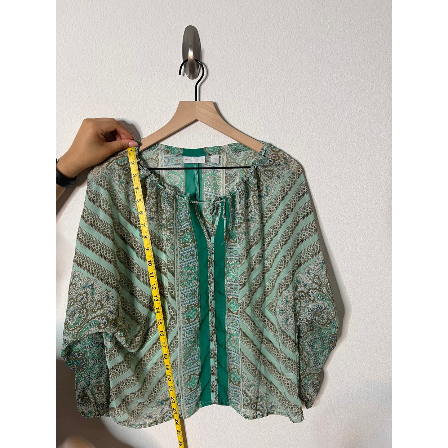 New York & Company Green Printed Keyhole Blouse